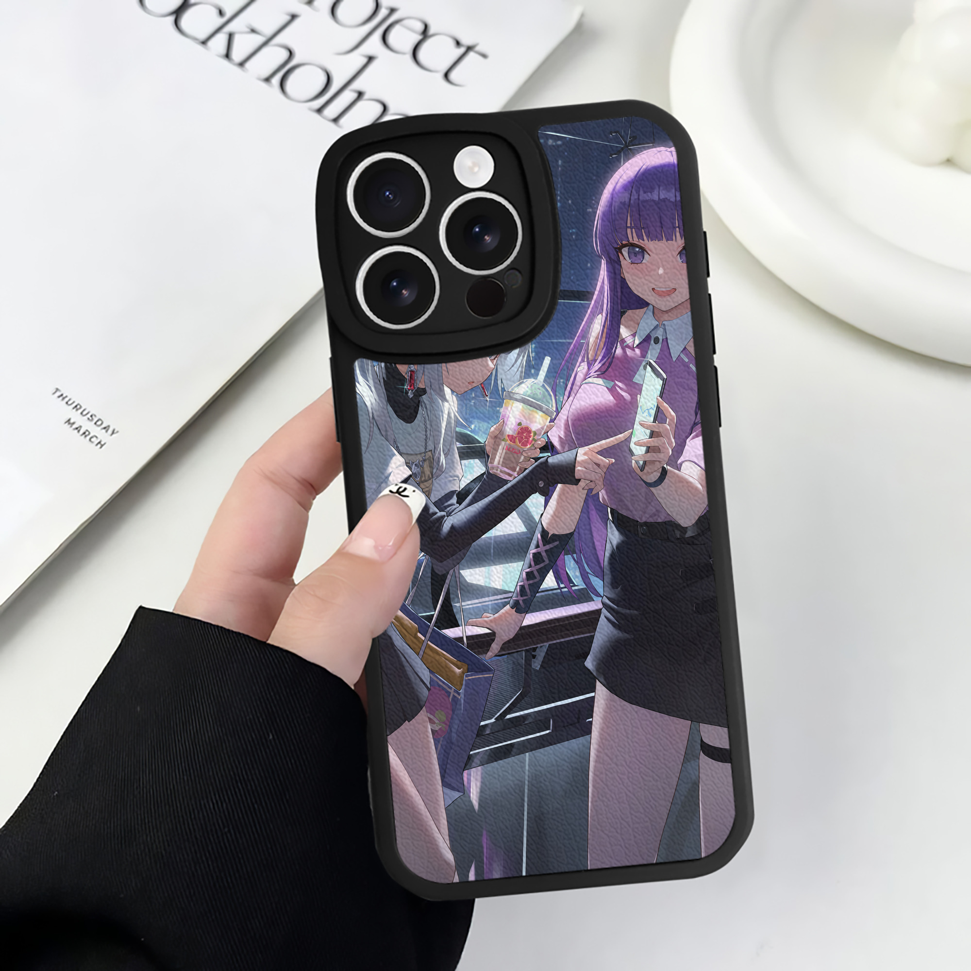 （画像用） 葬送のフリーレン Frieren 【iPhone 16シリーズ対応】シリコンスマホケース（レザー調） 材質：シリコン